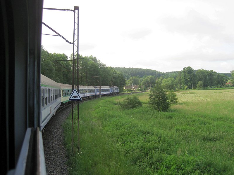 Blick aus dem Zugfenster auf die Spitze des TLK-Zugs