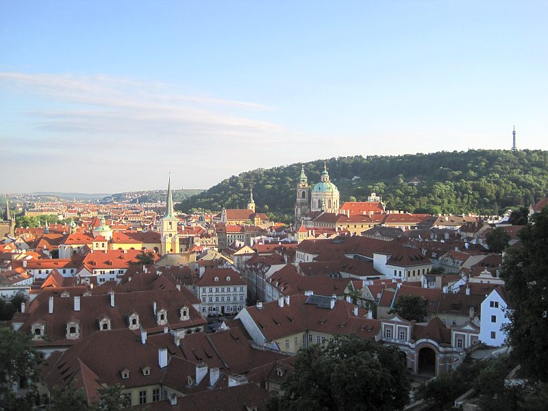 Blick vom Burgberg über die Dächer von Prag
