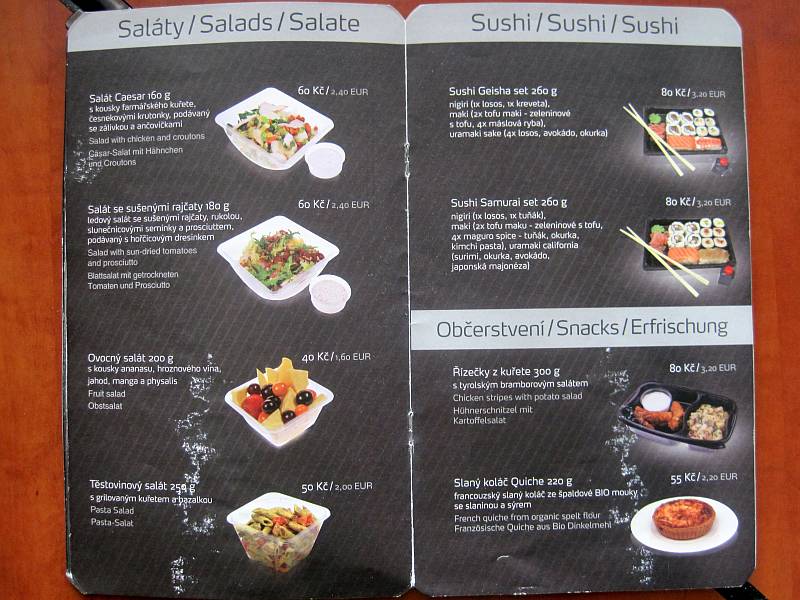Speisekarte des RegioJet mit Salaten, Sushi und Snacks