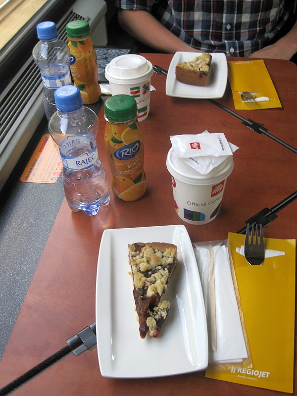 Kaffee und Kuchen im RegioJet
