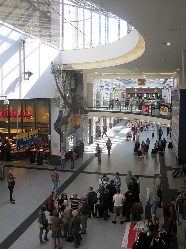 Mittelhalle des Nürnberger Hauptbahnhofs mit Mosaik 'Bewegende Zeitreise'