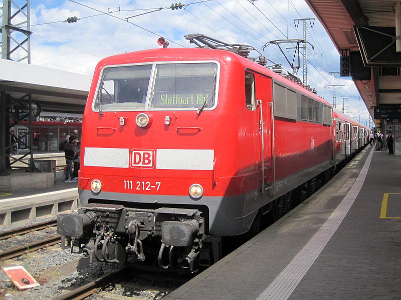 Regional-Express mit Lok der Baureihe 111 in Nürnberg