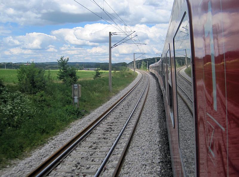Blick aus dem Zugfenster auf der Fahrt von Nürnberg nach Stuttgart