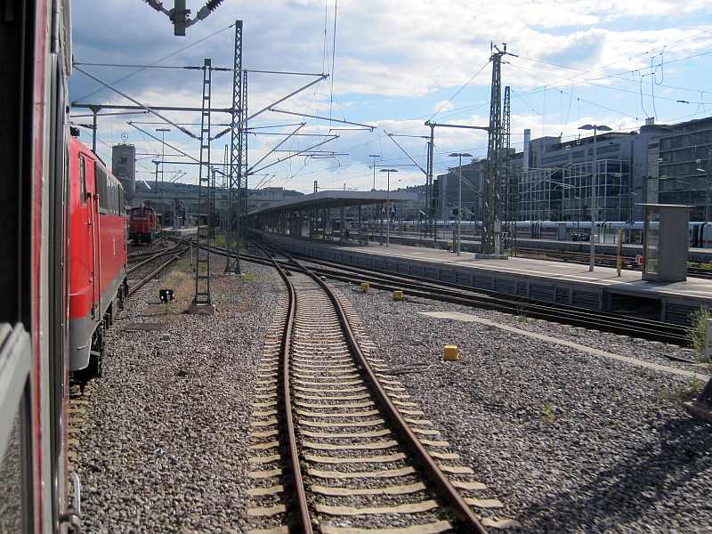 Einfahrt in den Hauptbahnhof Stuttgart
