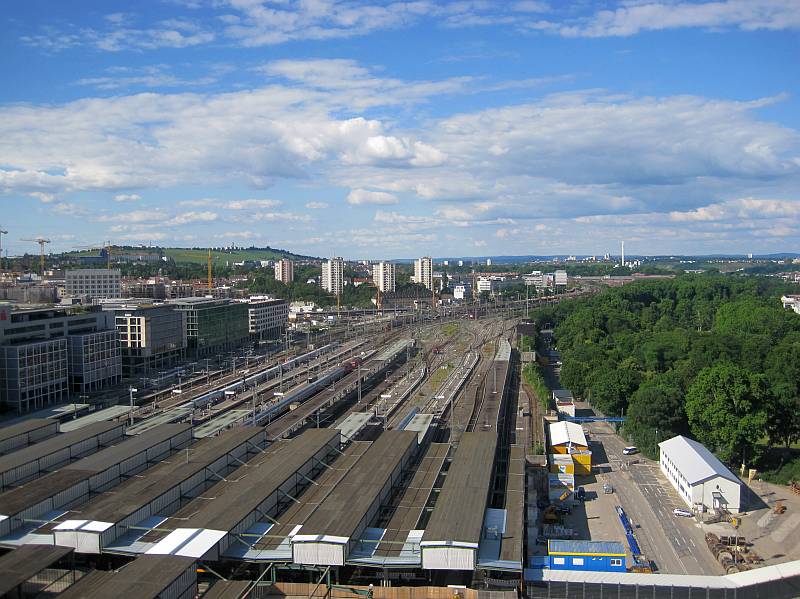 Blick vom Bahnhofsturm auf den Bahnhof mit den Baustellen für Stuttgart 21