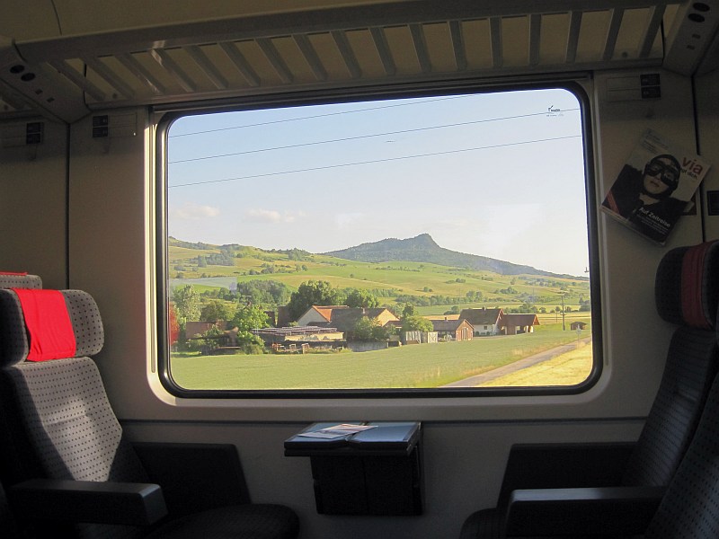 Blick aus dem Zugfenster auf die Vulkanlandschaft des Hegau