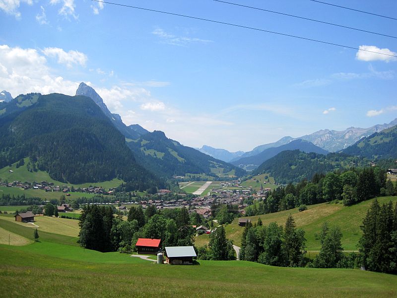 Blick vom Zug auf Gstaad