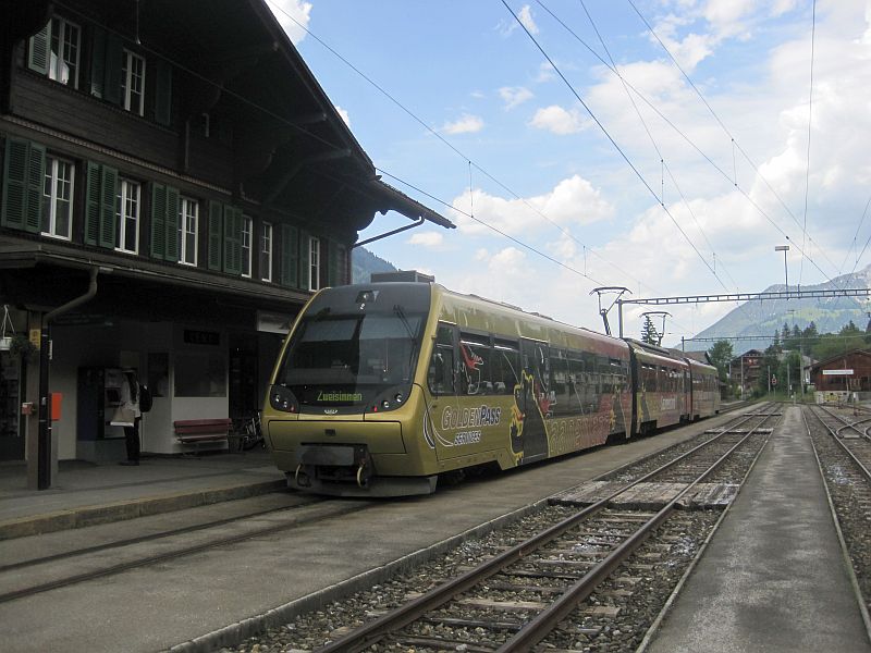 Zug nach Zweisimmen im Bahnhof Lenk