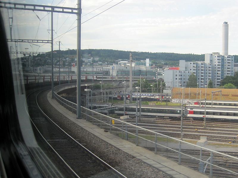 Blick auf die Zugspitze des IC bei der Ausfahrt aus Zürich Hauptbahnhof