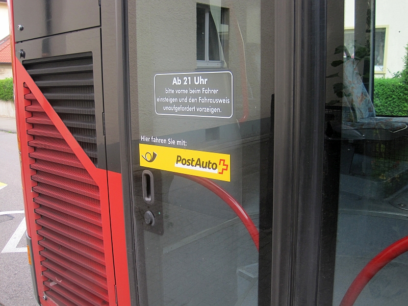 PostAuto-Aufkleber auf einem Bus der Stadtwerke Konstanz