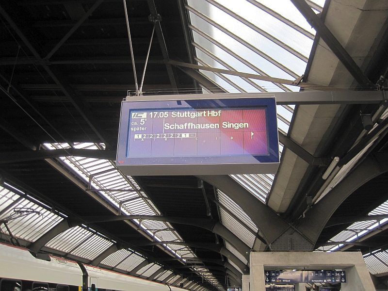 IC 182 auf der Anzeigetafel im Bahnhof Zürich