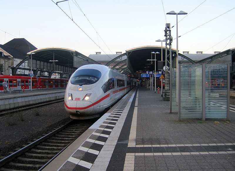 ICE 3-Triebzug als ICE 1223 in Darmstadt