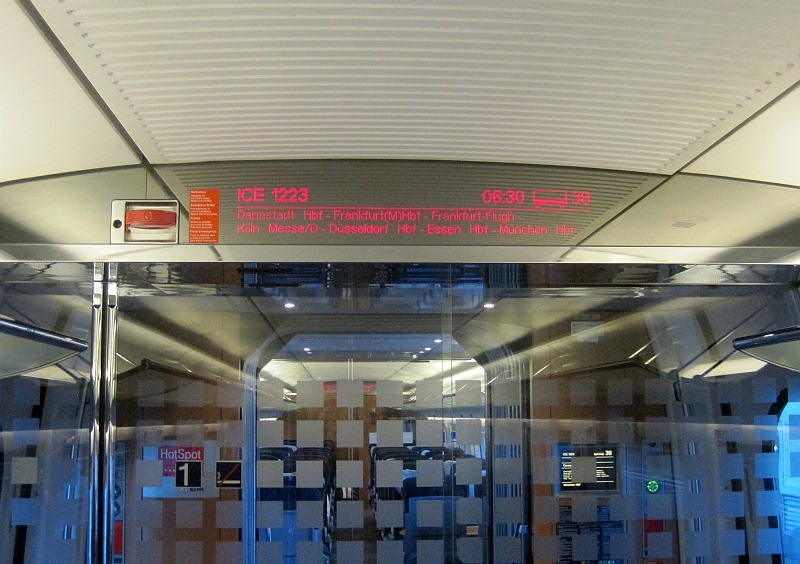 Zuglauf des ICE 1223 auf dem Display im Zug