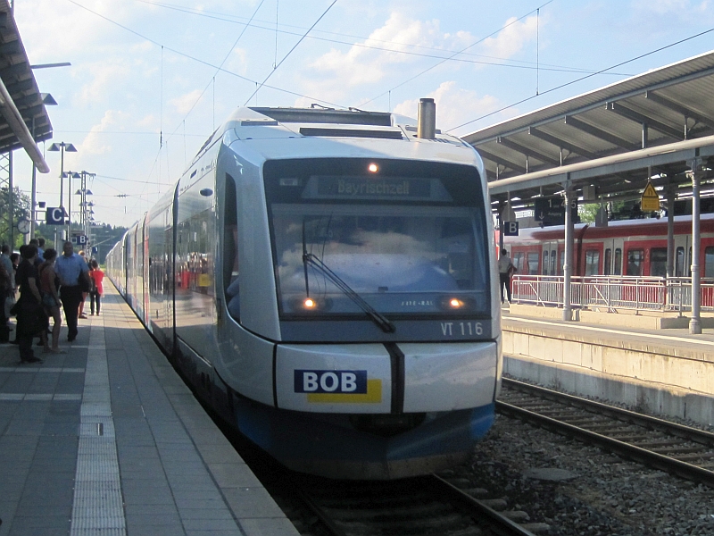 Integral-Triebzug der Bayerischen Oberlandbahn (BOB) in Holzkirchen