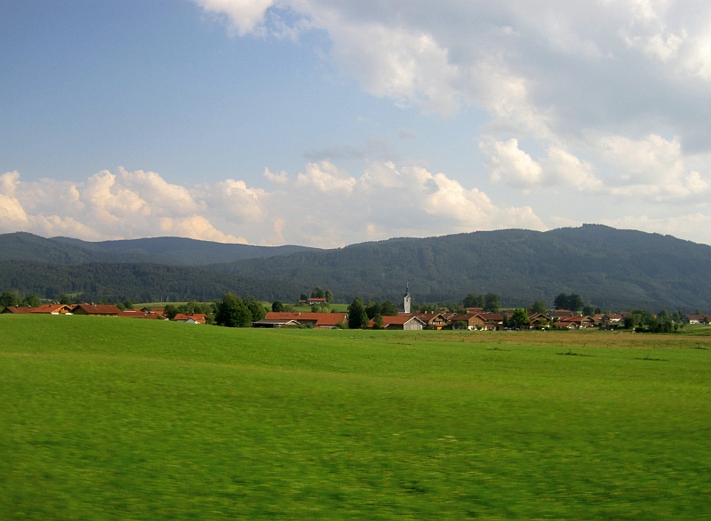 Fahrt durch die bayerische Voralpenlandschaft