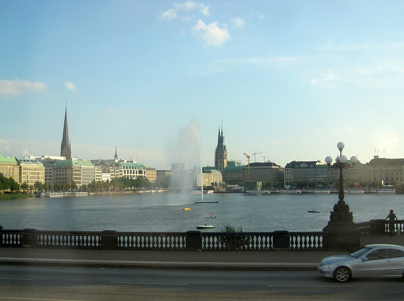 Blick aus dem Zugfenster auf die Binnenalster in Hamburg