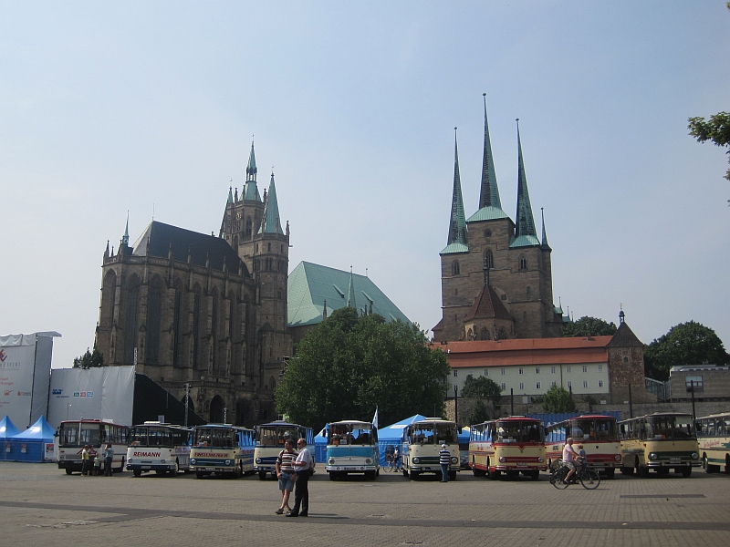 Fleischer-Bus-Treffen vor Erfurter Dom und Severikirche