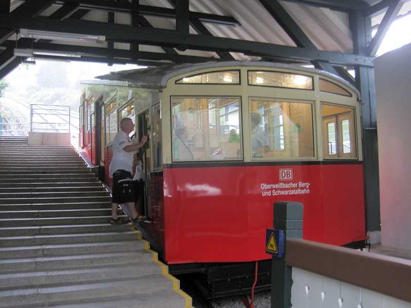 Bergbahn-Personenwagen in der Talstation der Oberweißbacher Bergbahn