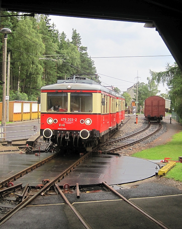 Einfahrt des Triebwagens der Baureihe ET 479 in Lichtenhain