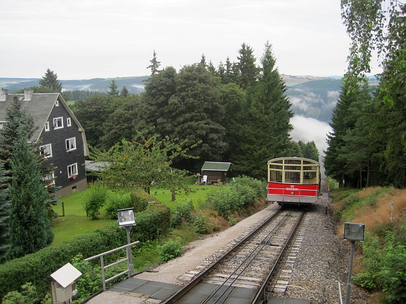 Bergbahn-Personenwagen der Oberweißbacher Bergbahn auf Talfahrt