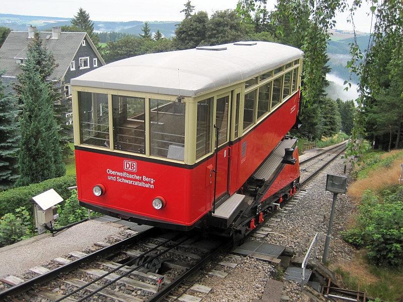 Güterbühne der Oberweißbacher Bergbahn mit Aufsatzwagen
