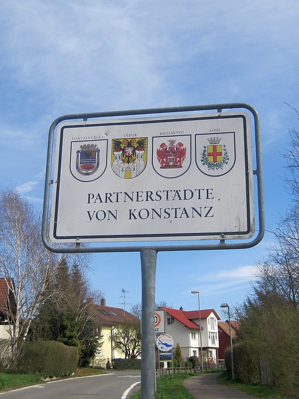 Schild mit den Partnerstädten von Konstanz