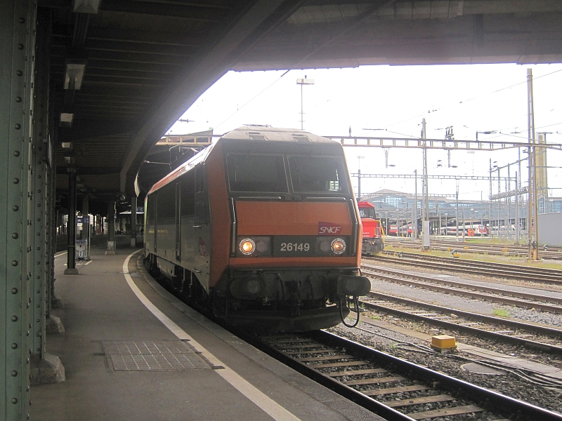BB 26000-Lok vor einem TER-200-Wendezug im Bahnhof Basel SNCF