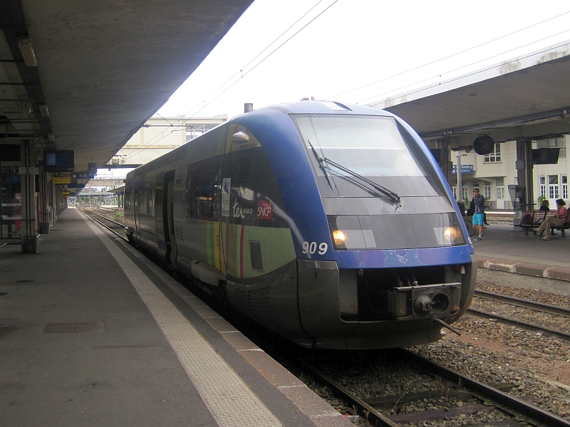 Dieseltriebwagen vom Typ X 73900 im Bahnhof Mulhouse