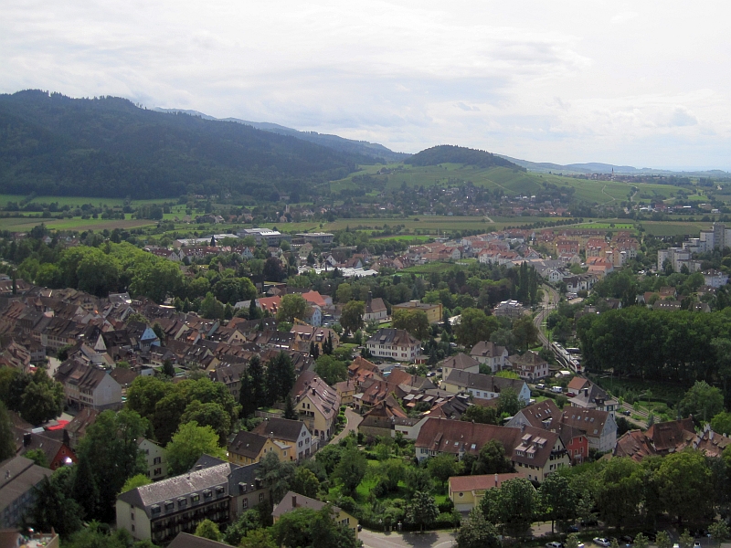 Blick über Staufen mit einem SWEG-Triebzug auf der Fahrt ins Münstertal