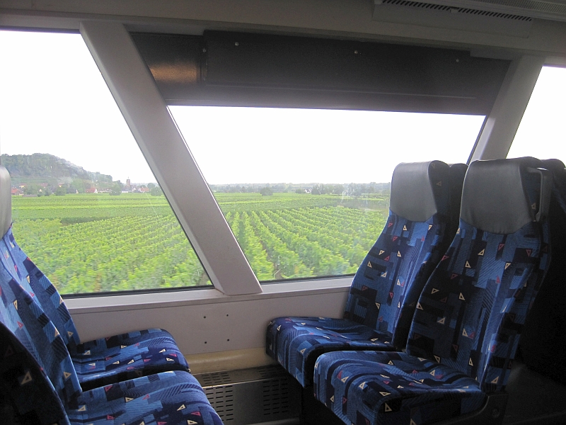 Fahrt mit der Kaiserstuhlbahn durch Weinberge