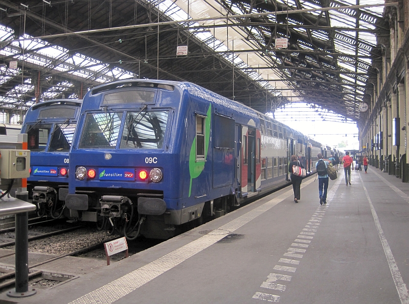 Transilien-Zug der Linie R im Gare de Lyon Paris
