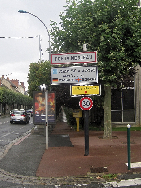Schild mit den Partnerstädten Constanze (Konstanz) und Richmond in Fontainebleau