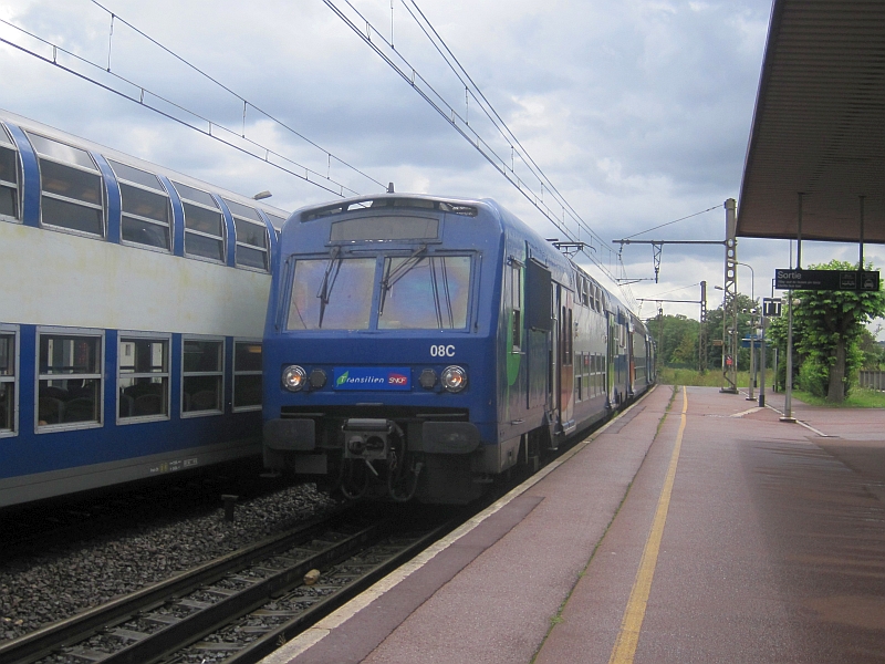 Einfahrt eines Transilien-Zugs in Fontainebleau-Avon