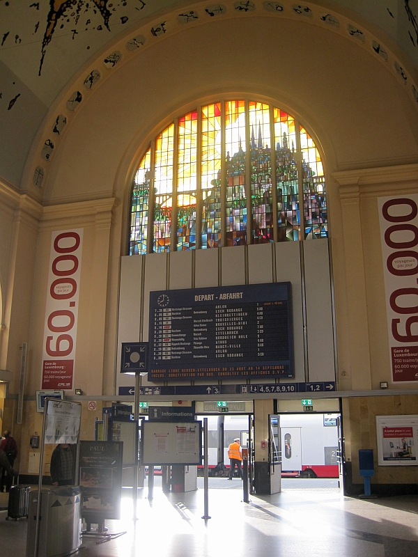 mpfangshalle des Bahnhofs Luxemburg mit einer Stadtansicht von Luxemburg als Fensterbild