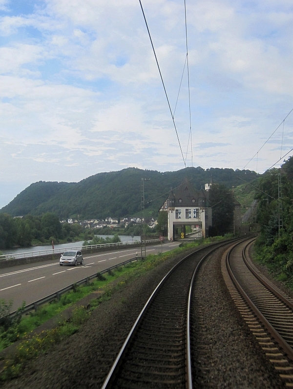 Blick aus dem Zug auf die Oberburg Gondorf