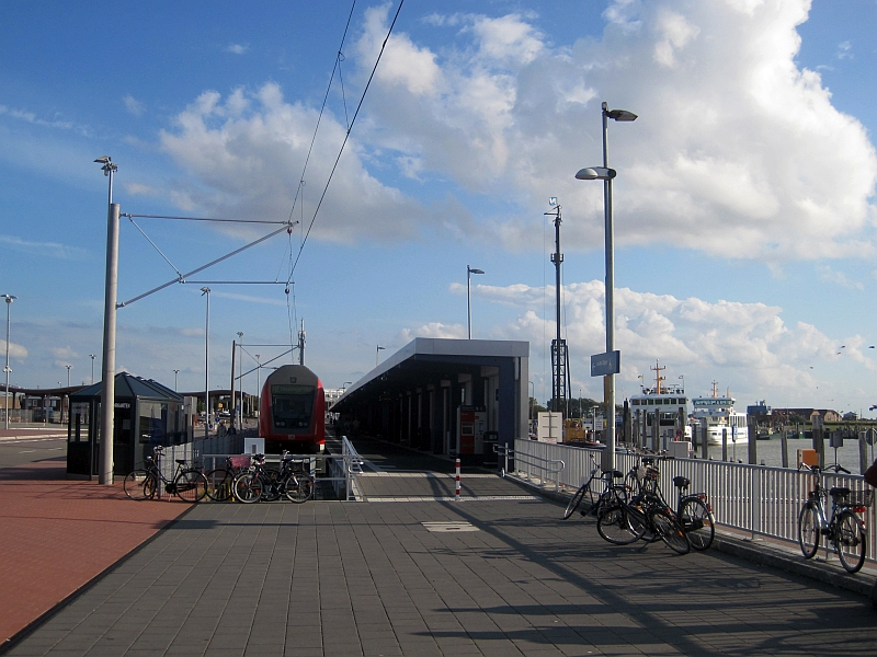 Regional-Express am Haltepunkt Norddeich Mole