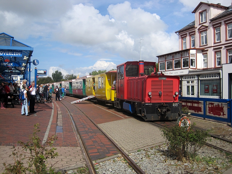 Zug der Borkumer Kleinbahn im Inselbahnhof