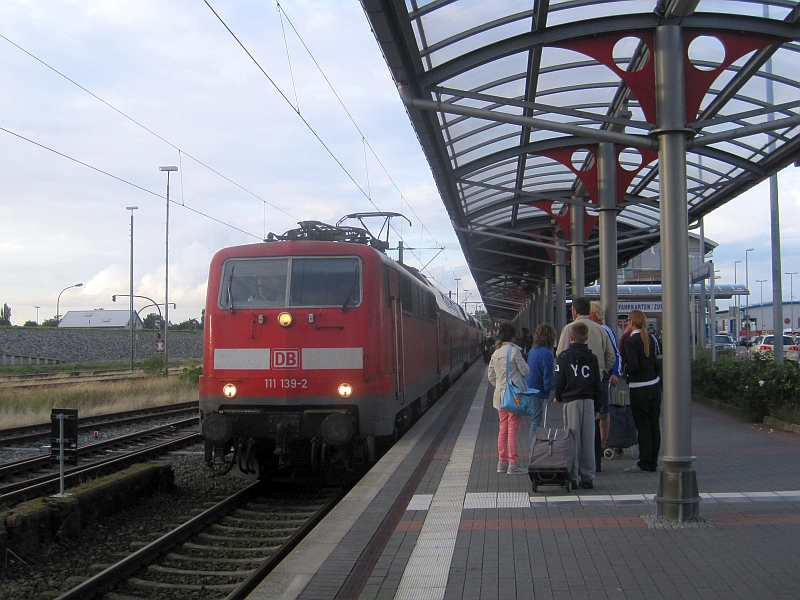 Einfahrt einer Regionalbahn in Emden Außenhafen