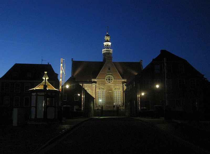 Neue Kirche Emden in nächtlicher Beleuchtung