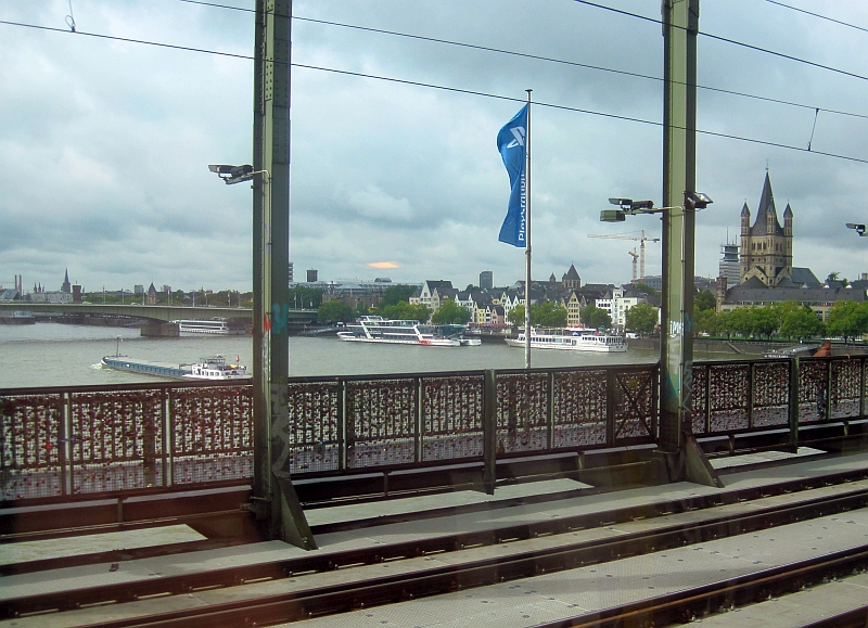 Fahrt über die Hohenzollernbrücke in Köln