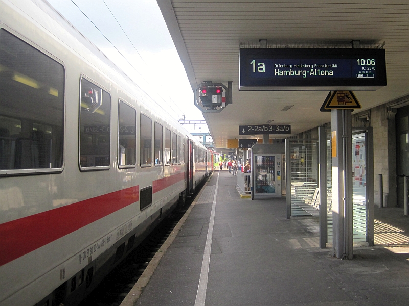 IC 'Schwarzwald' am Bahnsteig in Konstanz