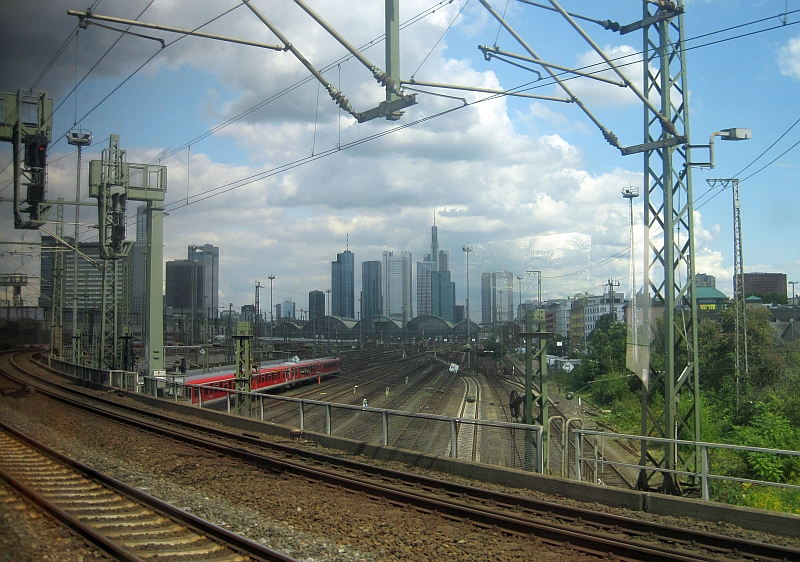 Skyline von Frankfurt bei der Einfahrt in den Hauptbahnhof