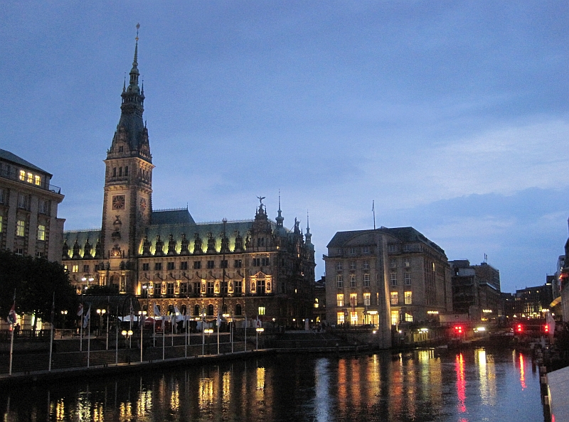 Hamburger Rathaus im Abendlicht