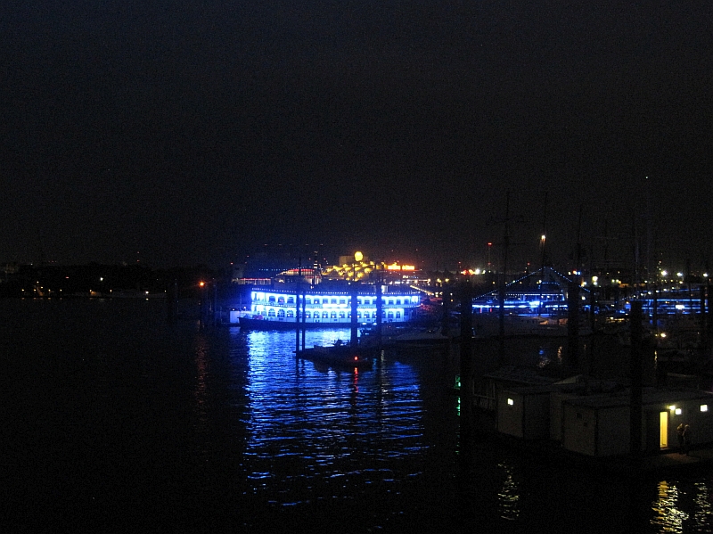 Hamburger Hafen bei Dunkelheit