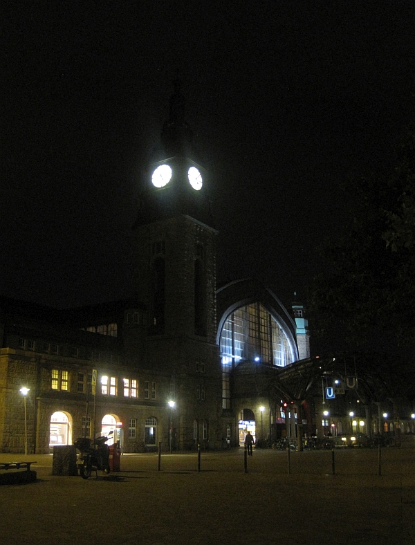 Hauptbahnhof Hamburg am frühen Morgen