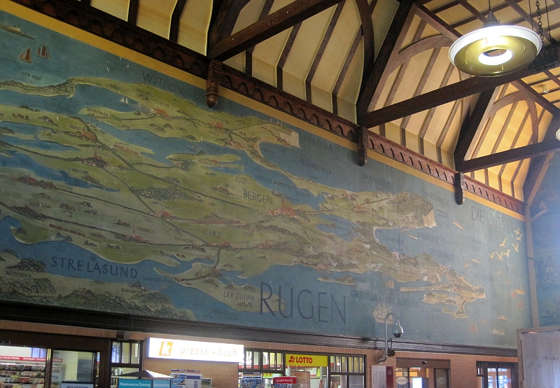 Kartendarstellung von Rügen in der Empfangshalle des Bahnhofs Stralsund
