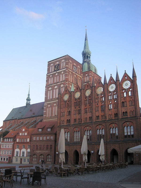 Rathaus mit Schaufassade und Nikolaikirche Stralsund