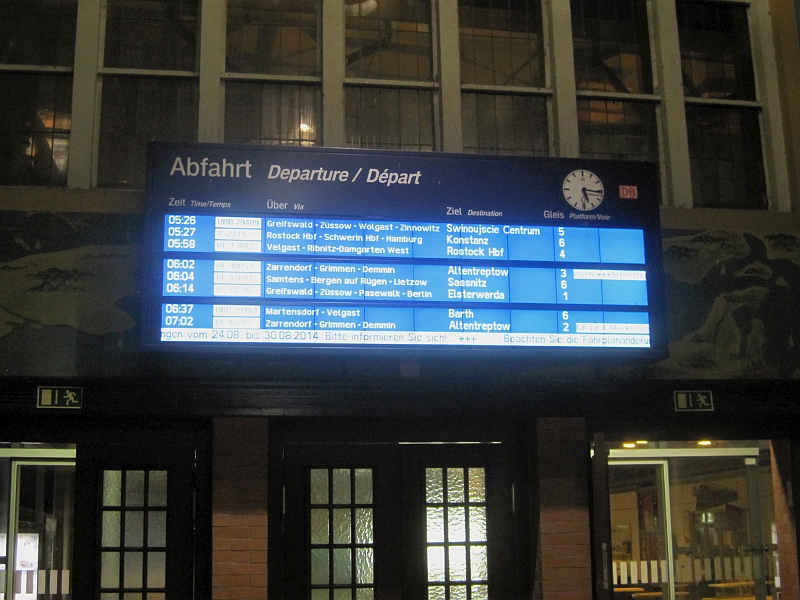 IC 'Schwarzwald' auf der Anzeigetafel am Hauptbahnhof Stralsund