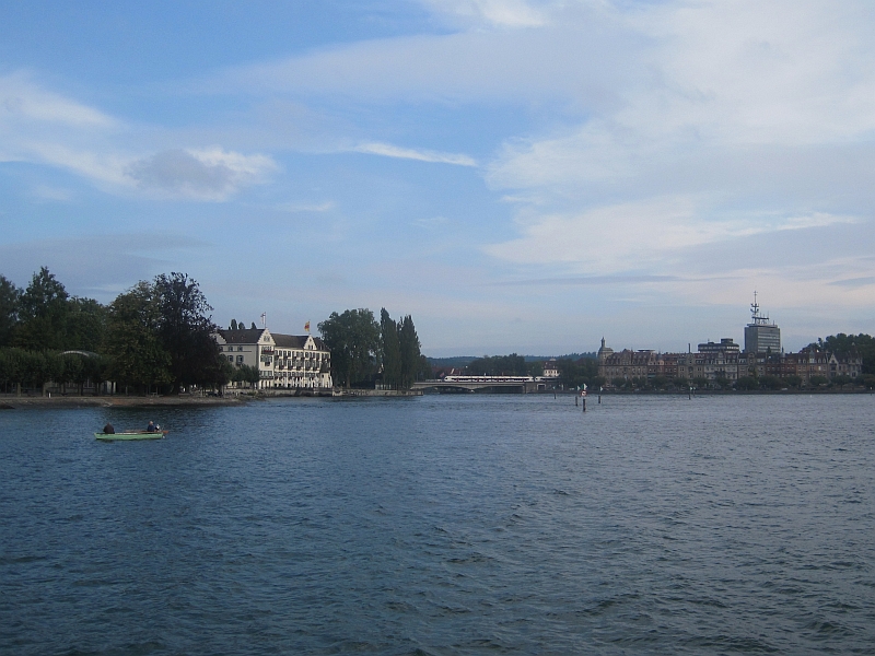 seehas-Zug auf der Rheinbrücke in Konstanz