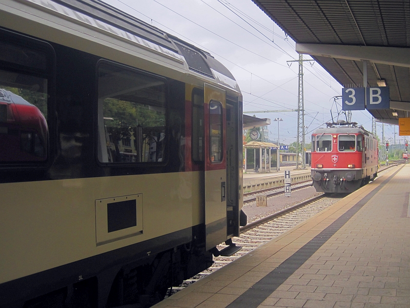 Lokwechsel am Intercity Stuttgart-Zürich im Bahnhof Singen